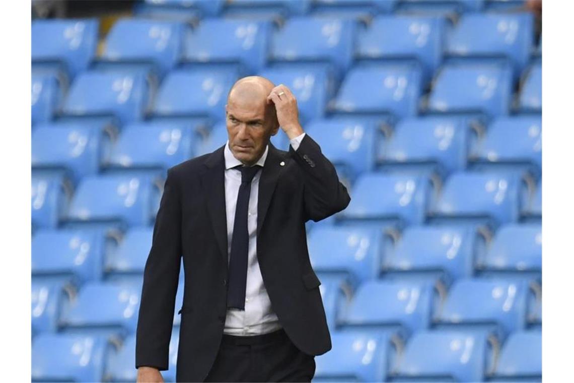 Wird nach dem Aus in der Champions League kritisiert: Real Madrids Trainer Zinedine Zidane. Foto: Peter Powell/POOL EPA/AP/dpa