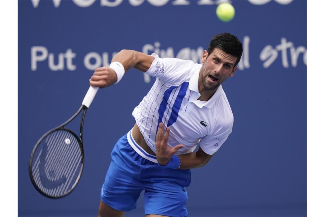 Wird seiner Favoritenrolle gerecht: Tennis-Star Novak Djokovic siegt gegen Bautista-Agut. Foto: Frank Franklin Ii/AP/dpa