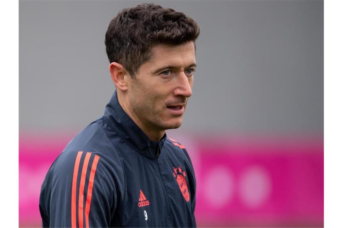 Wird sich einer notwendigen Leistenoperation erst in der Winterpause unterziehen: Robert Lewandowski. Foto: Sven Hoppe/dpa