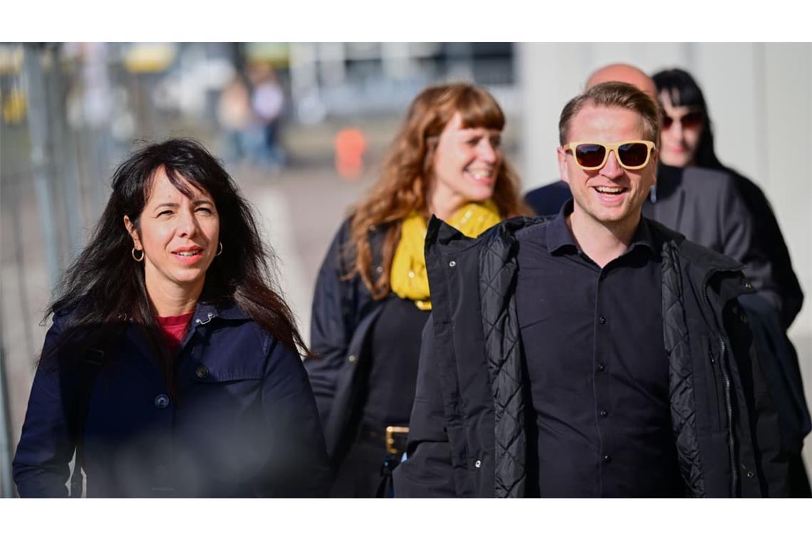 Wird sie die neue Bürgermeisterin von Berlin? Elif Eralp (Die Linke), Vorsitzende der Linksfraktion im Berliner Abgeordnetenhaus, gemeinsam mit Parteikollegen&nbsp;bei Gesprächen über die Regierungsbildung. Bei der Wahl hat ihre Partei 25,7 Prozent der Stimmen gewonnen.