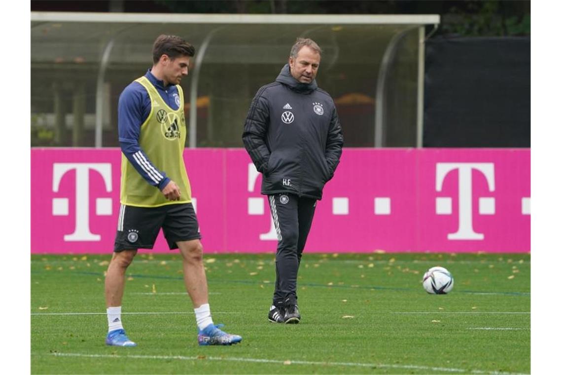 Wird von Bundestrainer Hansi Flick in der Viererkette eingesetzt: Jonas Hofmann (l). Foto: Marcus Brandt/dpa
