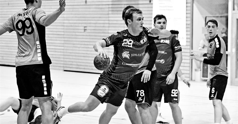 Wird von einer Erkältung geplagt, dürfte bis zum Anwurf morgen Abend aber wieder fit sein: HSG-Handballer Tobias Gruber. Foto: T. Sellmaier