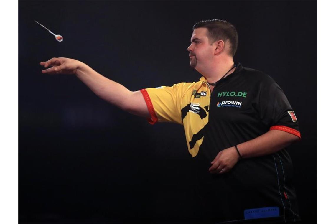 Wirft als einziger Deutscher noch bei der Darts-WM mit: Gabriel Clemens. Foto: Adam Davy/PA Wire/dpa