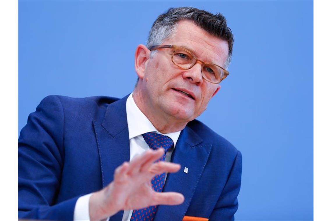 Früherer Ethikrats-Chef über Liga-Neustart: „Fatale Wirkung“ Wirft dem Fußball beim Neustart-Konzept Scheinheiligkeit vor: Peter Dabrock. Foto: Axel Schmidt/Reuters-Pool/dpa