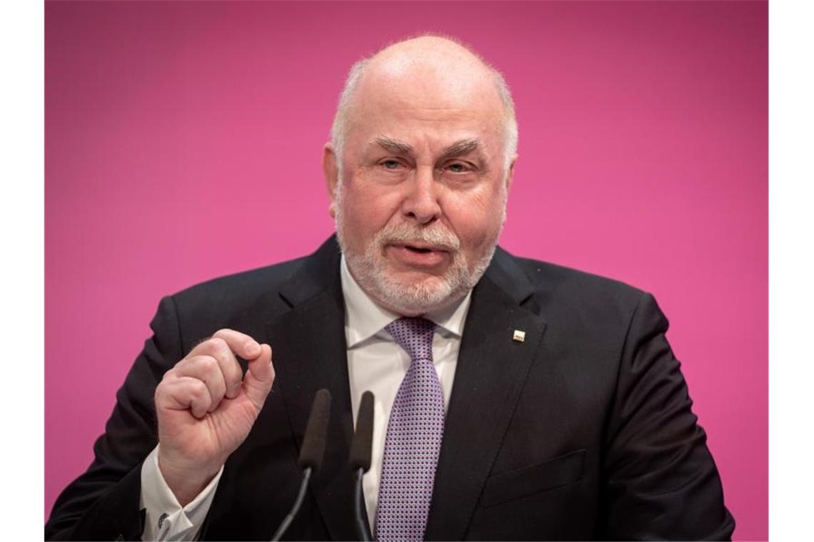 Beamtenbund tagt - Faeser: Extremisten schneller loswerden Wirft der Politik „Saumseligkeit und Begeisterung für schwarze Nullen“ vor: Ulrich Silberbach. Foto: Kay Nietfeld/dpa