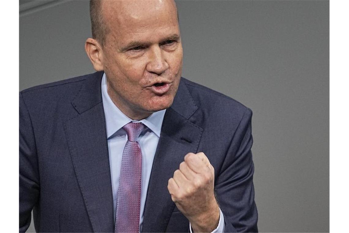 Neue Maßnahmen gegen Omikron stehen an Wirft Kanzler Olaf Scholz vor, dass dieser sich bei der Impfpflicht-Frage wegducke: Ralph Brinkhaus. Foto: Michael Kappeler/dpa