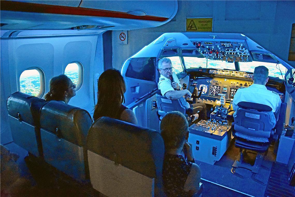 Wirkt ziemlich realistisch: Im Flugsimulator von Daniel Neubauer (rechts) spielen die Seminarteilnehmer alle Phasen eines Flugs nach. Dazu erklärt Pilot Fritz Klaiber, was genau im Cockpit passiert, um mehr Vertrauen zu schaffen. Fotos: Tobias Sellmaier