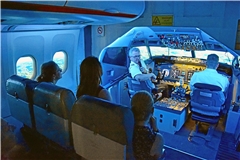 Wirkt ziemlich realistisch: Im Flugsimulator von Daniel Neubauer (rechts) spielen die Seminarteilnehmer alle Phasen eines Flugs nach. Dazu erklärt Pilot Fritz Klaiber, was genau im Cockpit passiert, um mehr Vertrauen zu schaffen. Fotos: Tobias Sellmaier