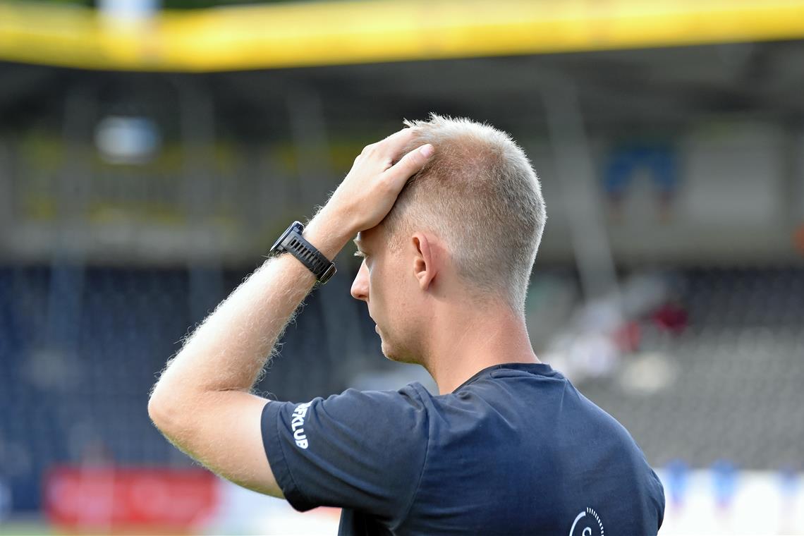 Wirkte zuletzt sehr nachdenklich: Großaspachs Trainer Steffen Weiß, dessen Elf seit vier Spielen auf einen Sieg wartet. Foto: T. Sellmaier