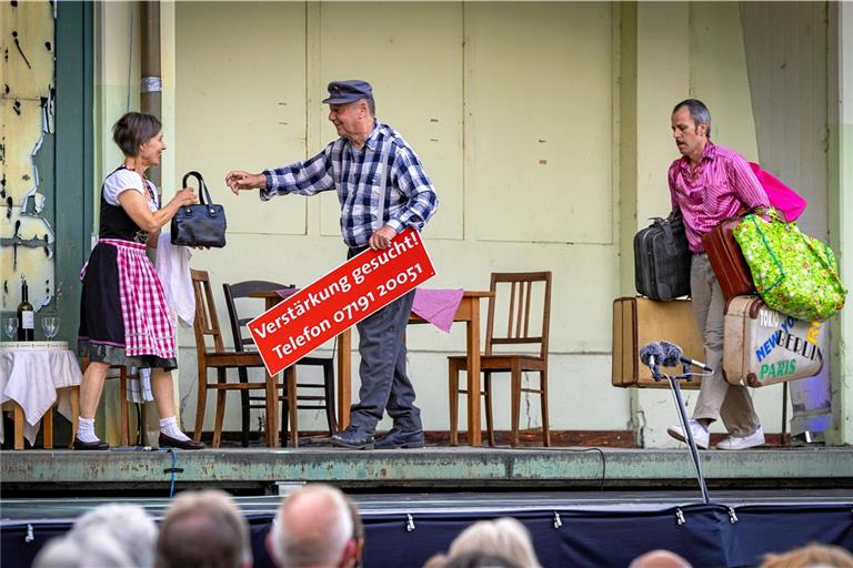 Wirtin Rita, Dorfphilosoph Jakob und Stammtischbruder Harry sind mit schwerem Gepäck unterwegs. Fotos: Alexander Becher