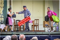Wirtin Rita, Dorfphilosoph Jakob und Stammtischbruder Harry sind mit schwerem Gepäck unterwegs. Fotos: Alexander Becher