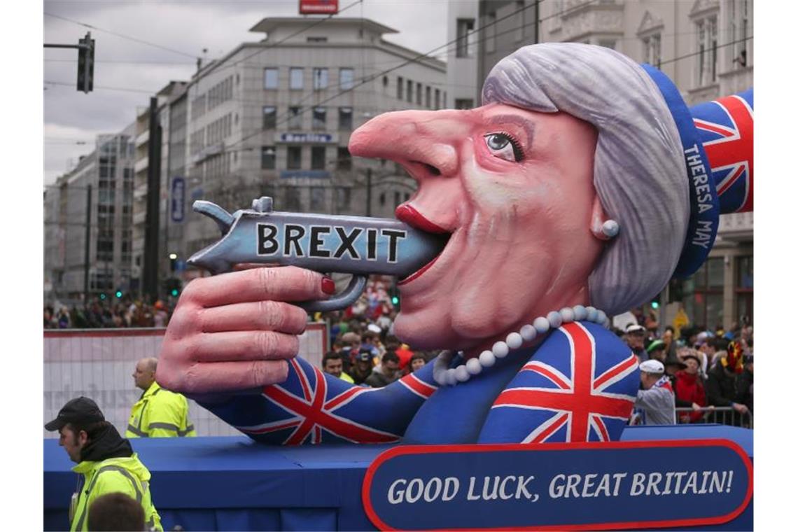 Kreise: May bietet Rücktritt vor nächster Parlamentswahl an Wirtschaftlicher Selbstmord - so sahen im vergangenen Jahr die Düsseldorfer Karnevalisten den britischen EU-Austritt. Foto: Ina Fassbender