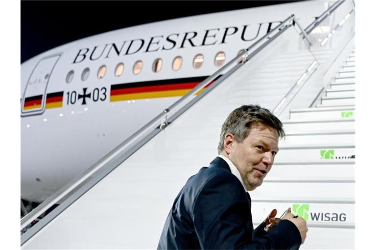 Wirtschafts- und Klimaschutzminister Robert Habeck geht an Bord einer Maschine der Flugbereitschaft am Flughafen Berlin Brandenburg BER, um nach Washington D.C. zu reisen. Foto: Britta Pedersen/dpa-Zentralbild/dpa