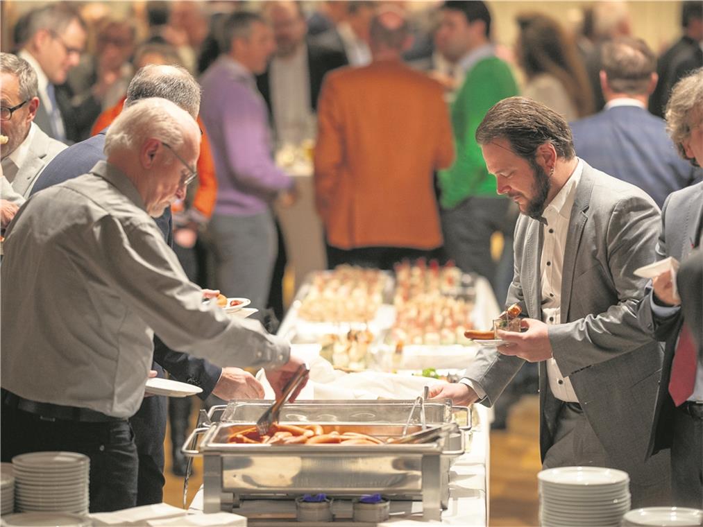 Plädoyer gegen die Bequemlichkeit Wirtschaftsgespräche am Buffet: Nach dem offiziellen Teil treffen sich die Besucher des Neujahrsempfangs im Foyer zum informellen Austausch.Fotos: A. Becher