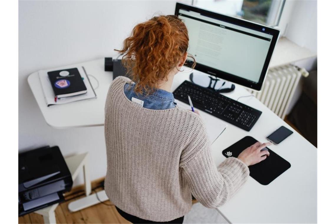 Homeoffice - Wann sollen Beschäftigte zurück ins Büro? Wirtschaftsminister Altmaier hat Unternehmen und Beschäftigten schrittweise Lockerungen der Homeoffice-Pflicht in Aussicht gestellt. Foto: Uwe Anspach/dpa