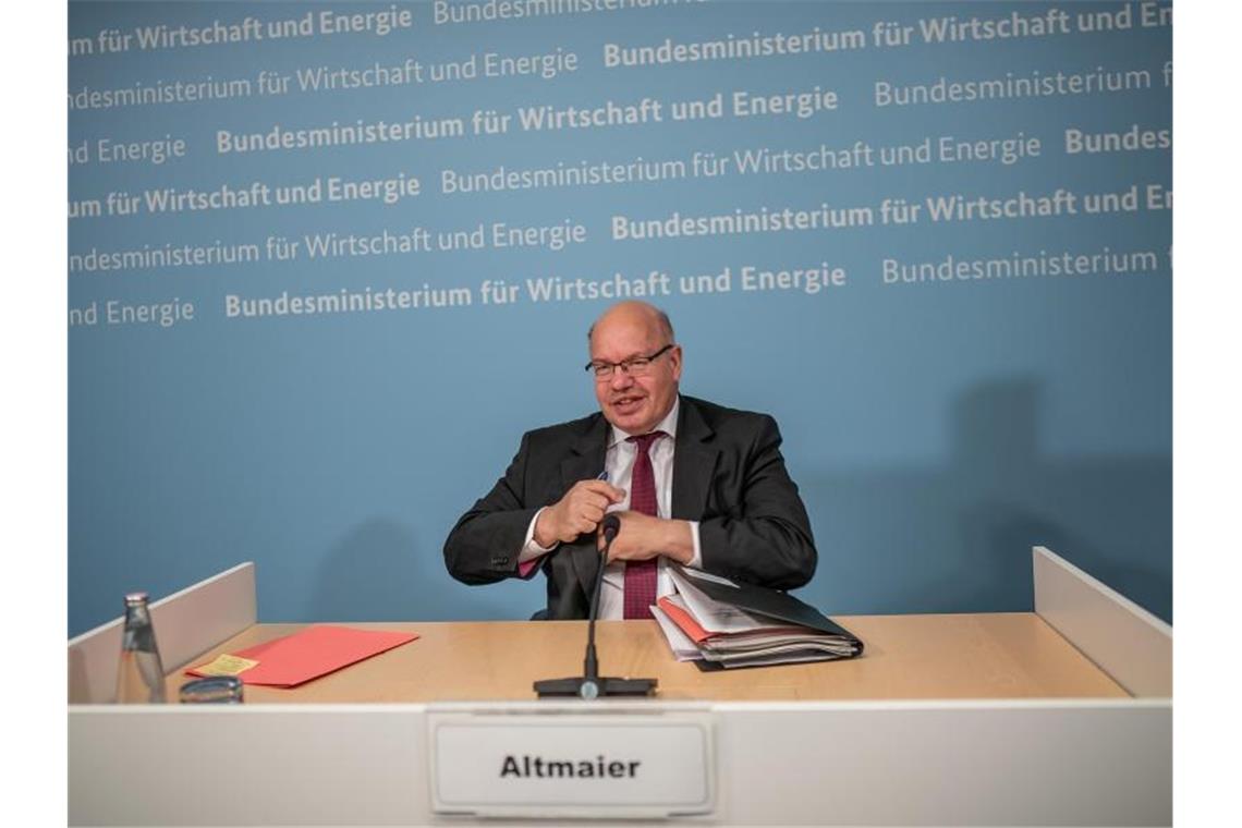 Wirtschaftsminister Peter Altmaier (CDU) verteidigt das Rettungspaket. Foto: Michael Kappeler/dpa