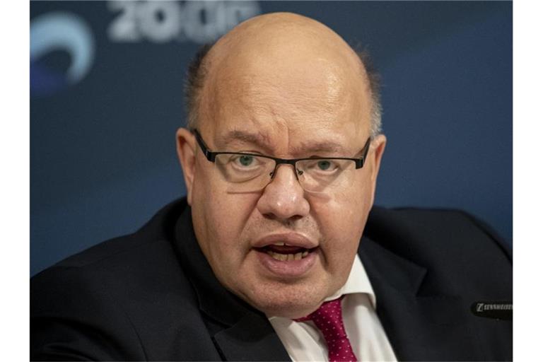 Wirtschaftsminister Peter Altmaier (CDU) stellt die Einzelheiten des Programms zur milliardenschweren Nothilfe vor. Foto: Fabian Sommer/dpa