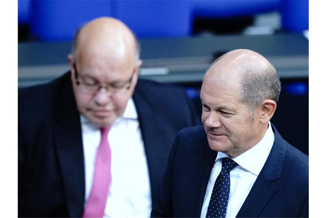 Wirtschaftsminister Peter Altmaier (l) und Finanzminister Olaf Scholz haben die Ausweitung der Hilfen sowie eine Vereinfachung der Bedingungen angekündigt. Foto: Kay Nietfeld/dpa