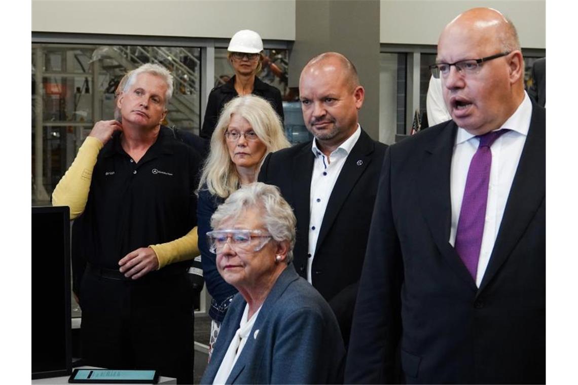 Wirtschaftsminister Peter Altmaier (r) besichtigt zusammen mit der Gouverneurin von Alabama, Kay Ivey (M), und Mercedes-Manager Jörg Burzer (2.r) das Mercedes-Werk in Tuscaloosa. Foto: Andreas Hoenig