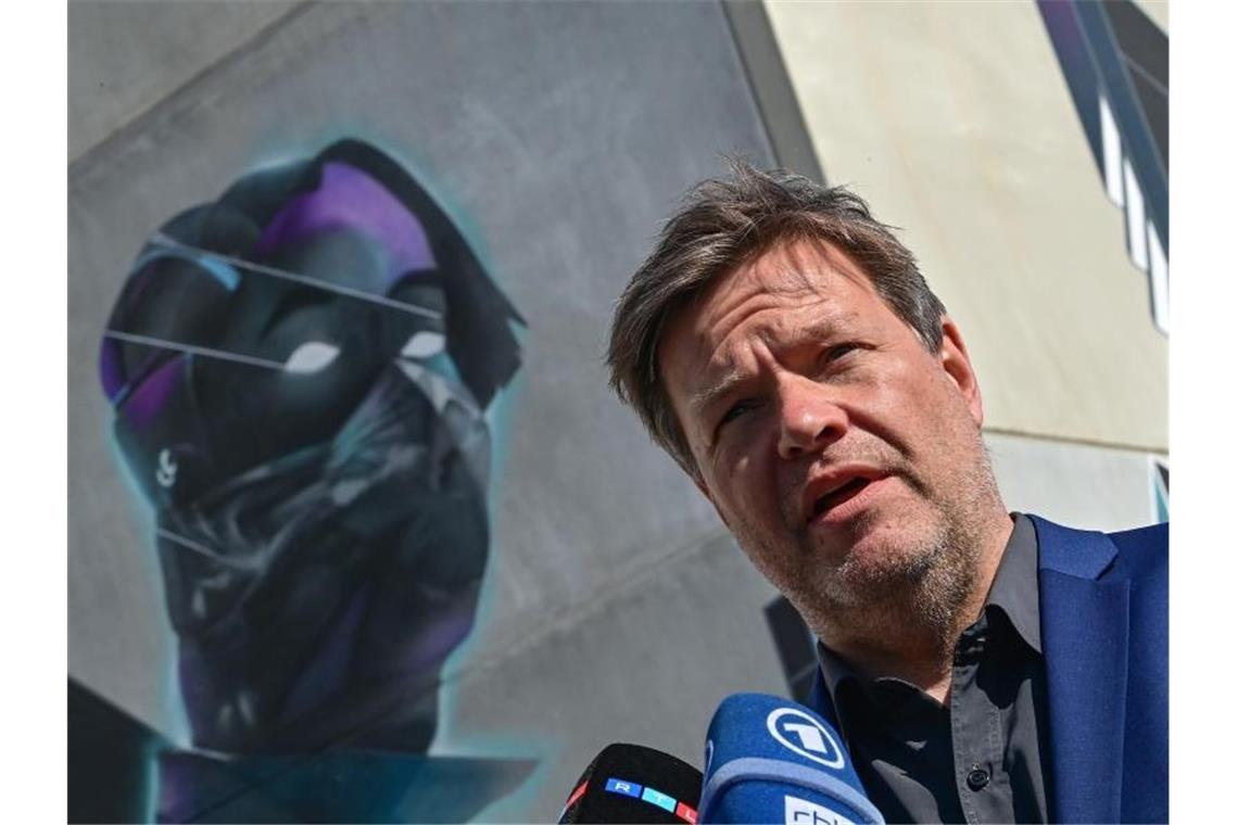 Tesla ist in Deutschland gestartet - Scholz sieht Signal Wirtschaftsminister Robert Habeck bei der Eröffnung der Tesla-Fabrik Berlin Brandenburg. Foto: Patrick Pleul/dpa-Zentralbild POOL/dpa
