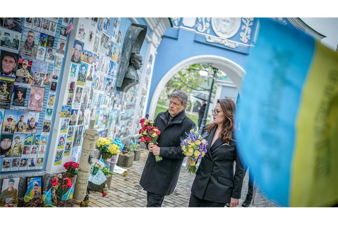 Wirtschaftsminister Robert Habeck besucht Kiew. An der Gedenkmauer für die im Krieg gefallenen Soldaten legt er Blumen nieder. Begleitet wird der Minister von Julia Swyrydenko, Erste Stellvertretende Premierministerin und Wirtschaftsministerin der Ukraine.