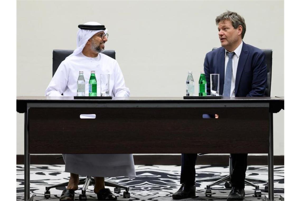 Habeck für mehr Tempo bei Wasserstoff - mithilfe der Emirate Wirtschaftsminister Robert Habeck führt in den Vereinigten Arabischen Emiraten (VAE) Gespräche über mögliche Energieimporte. Foto: Bernd von Jutrczenka/dpa