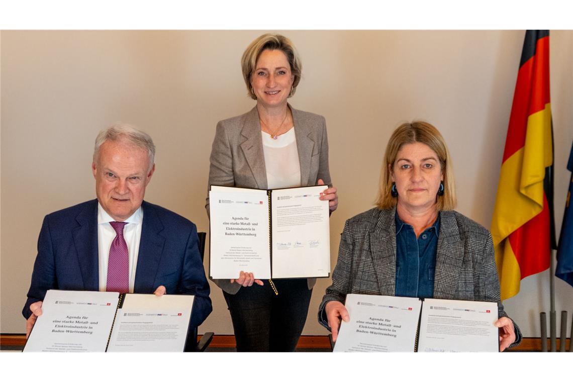 Wirtschaftsministerin Dr. Nicole Hoffmeister-Kraut (Mitte) stellt mit der Bezirksleiterin der IG Metall, Barbara Resch, und dem  Südwestmetall-Vorsitzenden Peter S. Krause die Agenda vor.