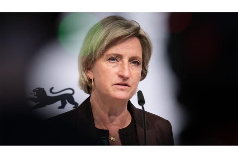Wirtschaftsministerin Nicole Hoffmeister-Kraut (CDU) ist dem Parlament noch Antworten zu einer Coronahilfe an ihren Heimatverein, die TSG Balingen, schuldig.