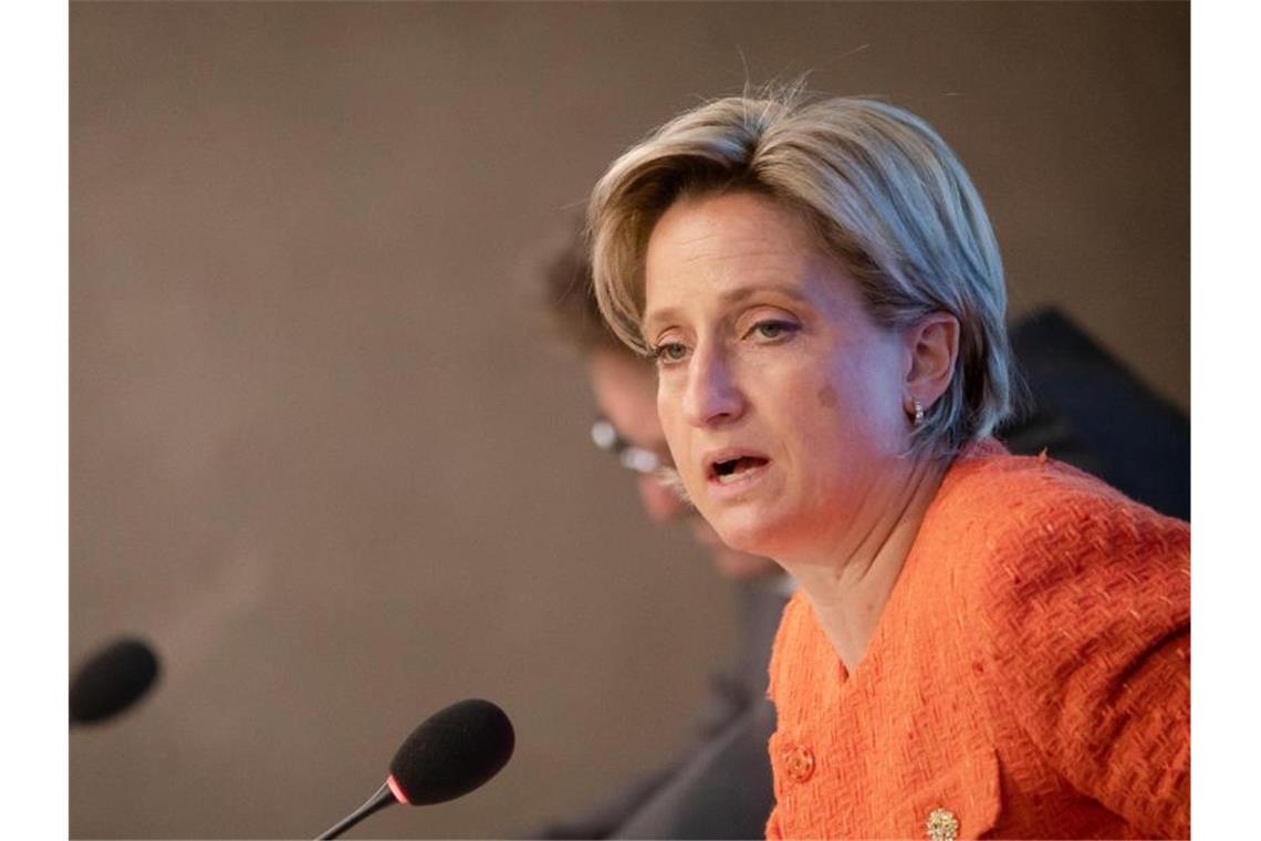 Wirtschaftsministerin Nicole Hoffmeister-Kraut (CDU) spricht bei einer Pressekonferenz. Foto: Christoph Schmidt/dpa/Archivbild