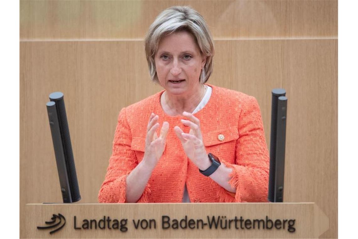 Wirtschaftsministerin Nicole Hoffmeister-Kraut (CDU) spricht im Landtag. Foto: Marijan Murat/dpa/Archivbild