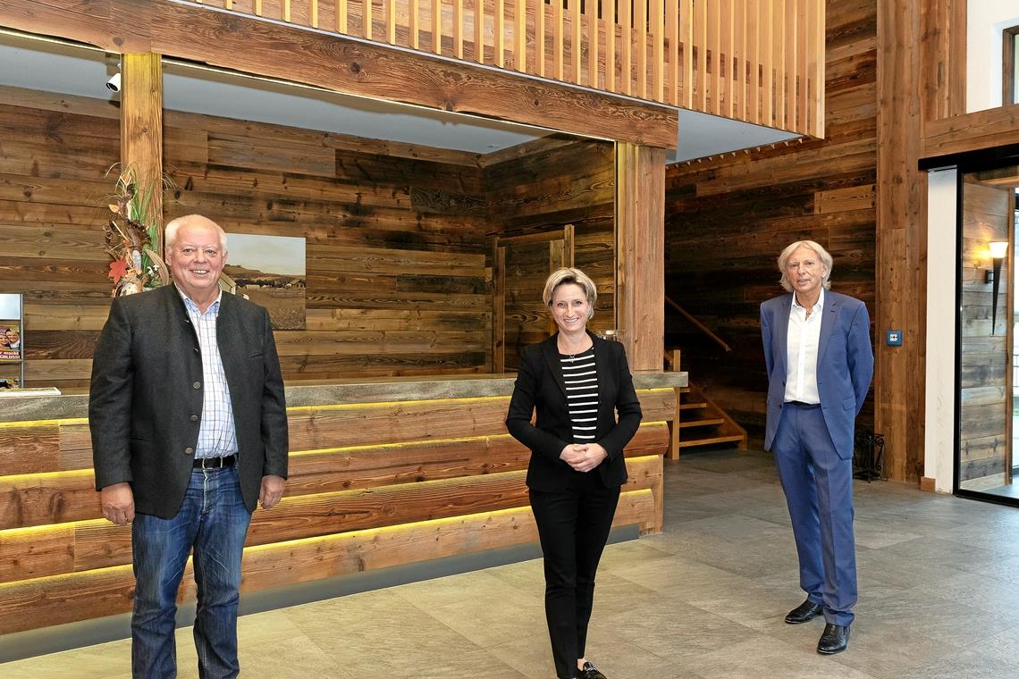 Gastgewerbe und Corona: Ministerin Nicole Hoffmeister-Kraut im „Sonnenhof“ auf Vor-Ort-Termin Wirtschaftsministerin Nicole Hoffmeister-Kraut hatte um einen Termin gebeten: Sie machte sich im Kleinaspacher „Sonnenhof“ ein Bild von der Lage, in der sich die Geschäftsführer Uli Ferber (rechts) und Klaus Ferber (links) sowie ihre Mitstreiter in Zeiten von Corona befinden. Foto: J. Fiedler