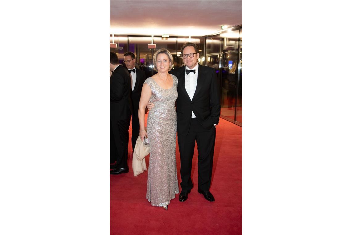 Wirtschaftsministerin Nicole Hoffmeister-Kraut kam mit ihrem Ehemann Thomas – und trug ein Kleid im Silber-Metallic-Look.
