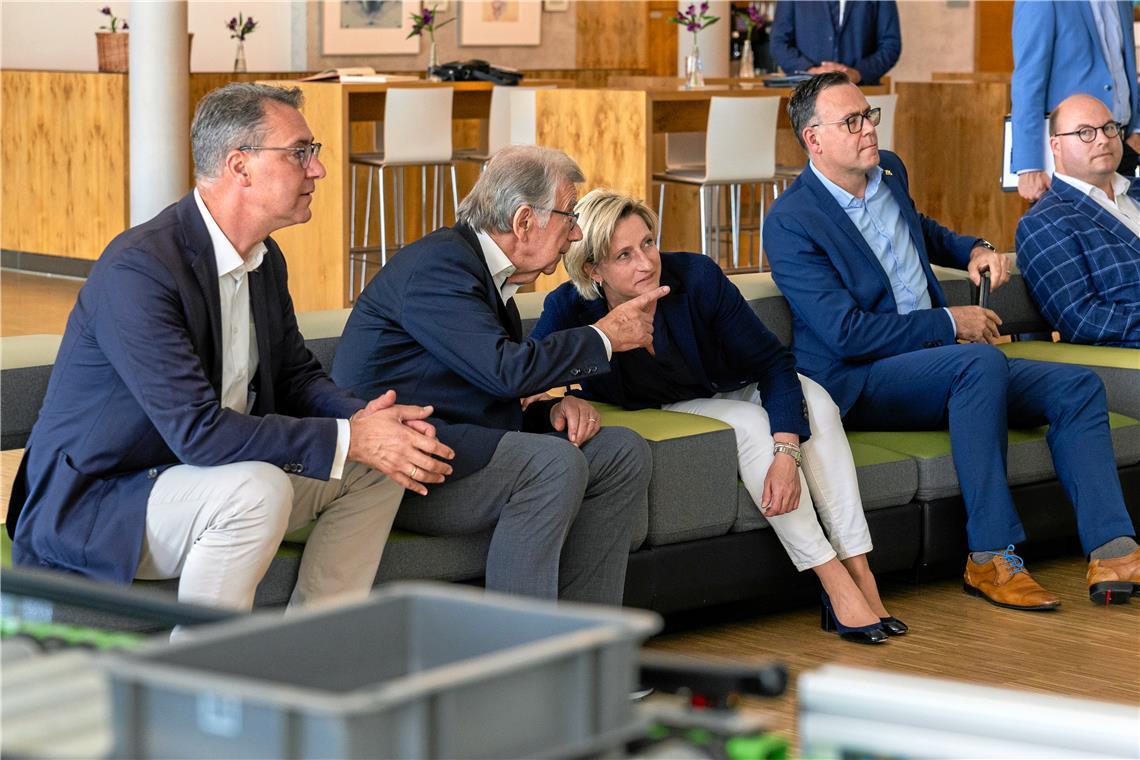 Landeswirtschaftsministerin Nicole Hoffmeister-Kraut besucht Murrelektronik Wirtschaftsministerin Nicole Hoffmeister-Kraut lässt sich von Murrelektronik-Gründer Franz Hafner die technischen Innovationen seines Unternehmens erklären. Links Landrat Richard Sigel, rechts der CDU-Landtagsabgeordnete Siegfried Lorek.Foto: Alexander Becher