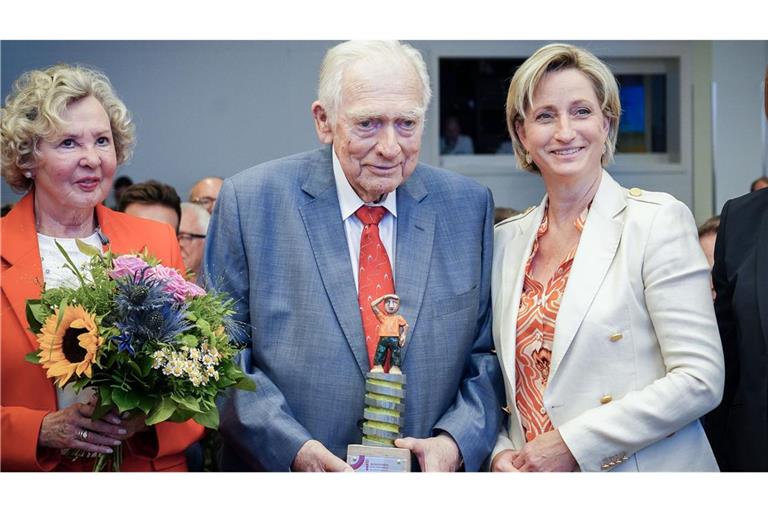 Wirtschaftsministerin Nicole Hoffmeister-Kraut (rechts) ehrt den 87-jährigen Rutronik-Gründer Helmut Rudel.