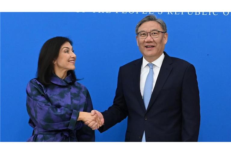 Wirtschaftsministerin Reiche (l) traf Chinas Handelsminister Wang.