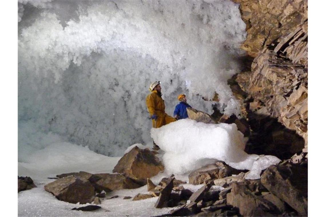 Gefahr fürs Weltklima - Sibiriens Permafrostboden taut Wissenschaftler sammeln in einer Höhle in Sibirien Daten zum Permafrost. Foto: -/University of Oxford/dpa