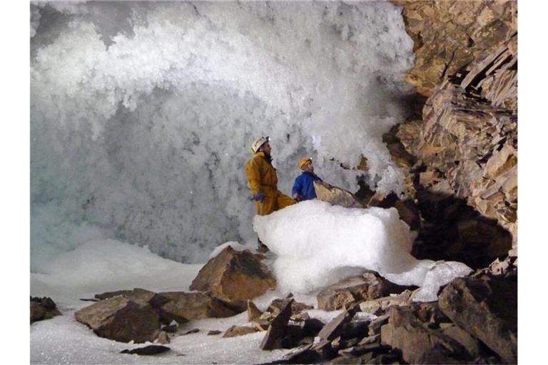 Wissenschaftler sammeln in einer Höhle in Sibirien Daten zum Permafrost. Foto: -/University of Oxford/dpa