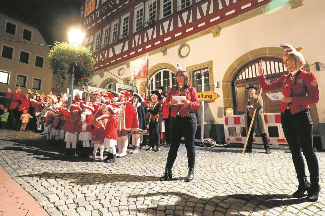 Trotz Sperrung stürmt der BKC das Rathaus Witziges Spektakel vor dem Rathaus in Backnang: Gabi Kallfaß und Sara Bay (rechts) vom BKC-Präsidium sowie Nachtwächter Horst Klöpfer haben die Fäden in der Hand.Fotos: A. Becher