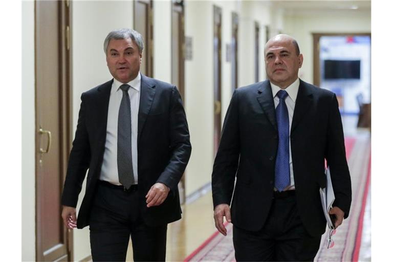 Wjatscheslaw Wolodin (l.), Vorsitzender des russischen Parlaments, und der neue Ministerpräsident Michail Mischustin in der Staatsduma. Foto: The State Duma/The Federal Assembly of The Russian Federation/AP/dpa