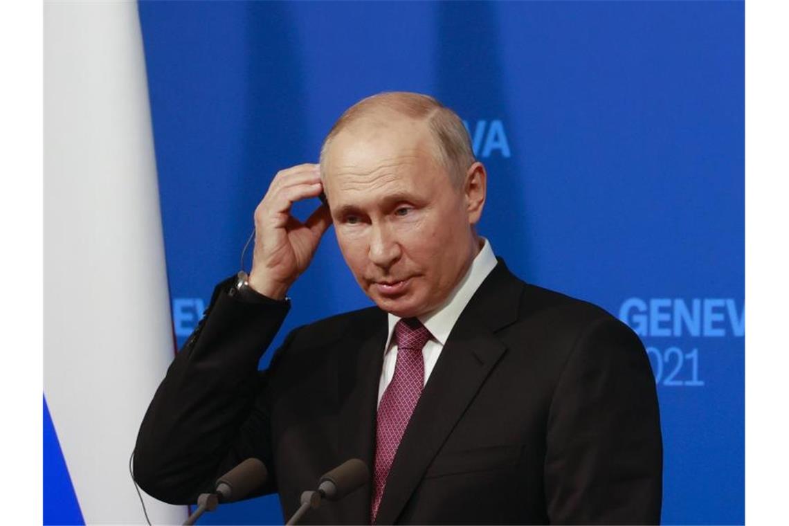 Wladimir Putin äußert sich auf einer Pressekonferenz nach seinem Treffen mit US-Präsident Joe Biden. Foto: Denis Balibouse/KEYSTONE POOL REUTERS/dpa