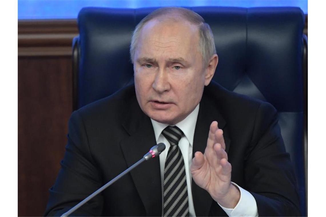Verfassungsschutz: Russlands Einfluss im Ausland nimmt zu Wladimir Putin bei einer Sitzung des russischen Verteidigungsministeriums. (Archivbild). Foto: Sergey Guneyev/Pool Sputnik Kremlin/AP/dpa