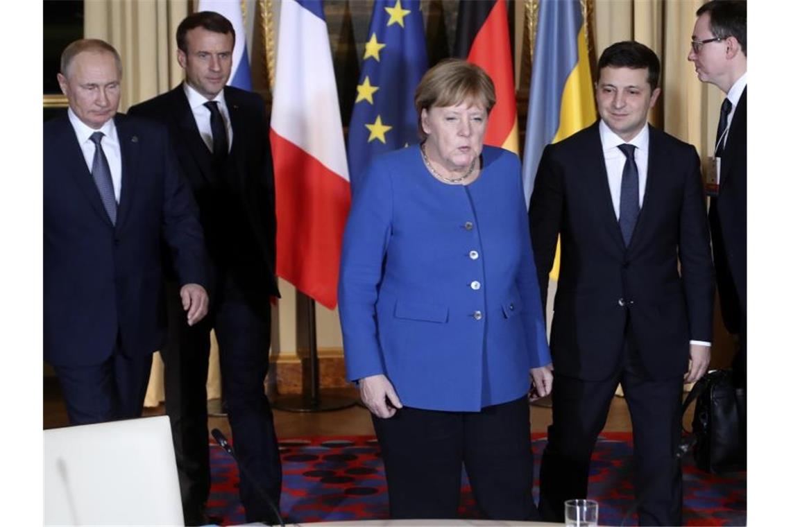 Wladimir Putin, Emmanuel Macron, Angela Merkel und Wolodymyr Selenskyj kommen zum Gespräch zusammen. Foto: Thibault Camus/AP/dpa