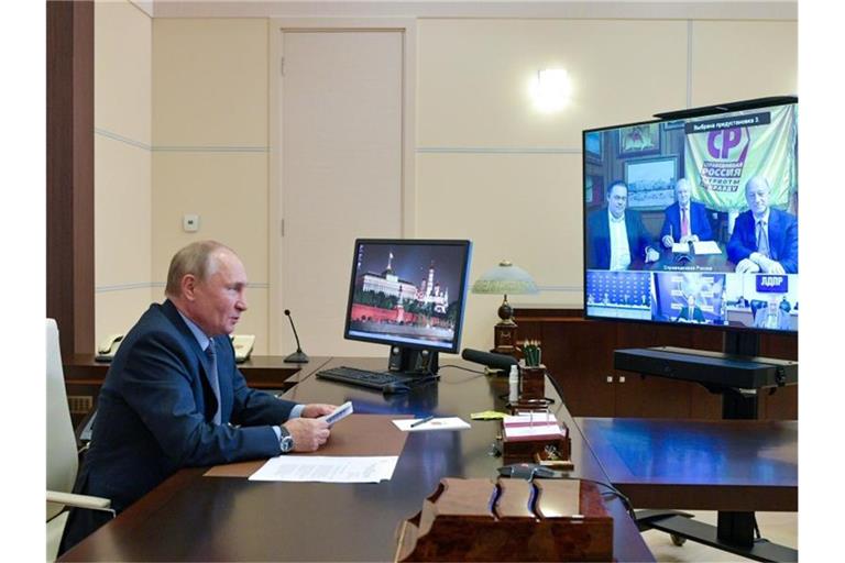 Wladimir Putin führt per Videokonferenz ein Gespräch mit Spitzenpolitikern aller in der neuen Staatsduma vertretenen Parteien. Foto: Alexei Druzhinin/Pool Sputnik Kremlin/AP/dpa