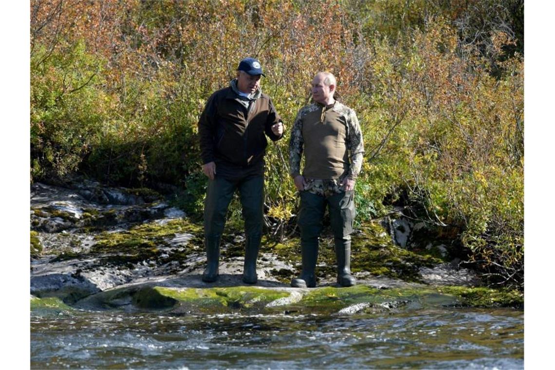 Wladimir Putin fuhr auch in diesem Jahr nicht alleine in den Urlaub. Mit dabei: sein Freund, Verteidigungsminister Sergej Schoigu. Foto: Alexei Druzhinin/Pool Sputnik Kremlin/AP/dpa