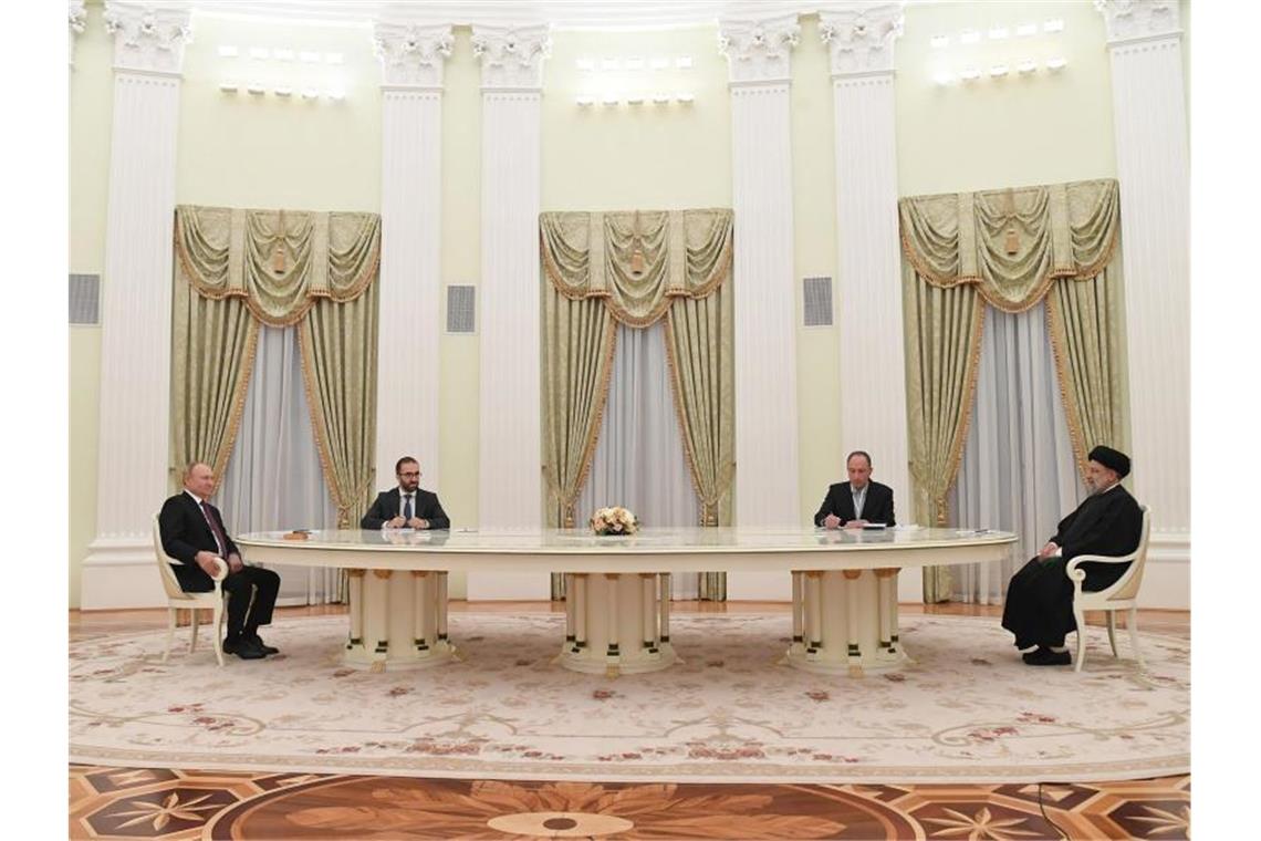 Atom-Deal mit dem Iran: Verhandlungen gehen weiter Wladimir Putin (l), Präsident von Russland, nimmt an einem gemeinsamen Treffen mit Ebrahim Raisi (r), Präsident des Iran, im Kreml teil. Foto: Iranian Presidency/Iranian Presidency/ZUMA Press Wire/dpa