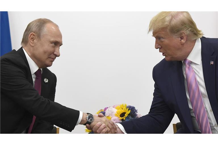 Wladimir Putin (l), Präsident von Russland, und Donald Trump, Präsident der USA, geben sich während des G20-Gipfels 2019 die Hand
