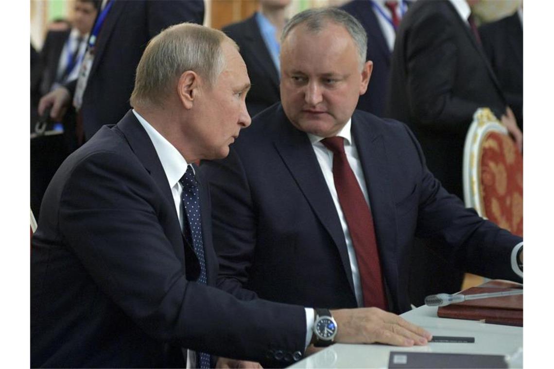 Wladimir Putin (l), Präsident von Russland, unterhält sich mit und Igor Dodon, Präsident der Republik Moldau. Foto: Alexei Druzhinin/Pool Sputnik Kremlin/AP/Archiv