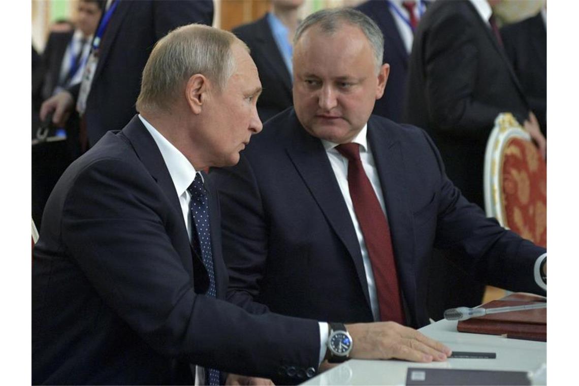 Verfassungsgericht ordnet Neuwahlen in Moldau an Wladimir Putin (l), Präsident von Russland, unterhält sich mit und Igor Dodon, Präsident der Republik Moldau. Foto: Alexei Druzhinin/Pool Sputnik Kremlin/AP/Archiv