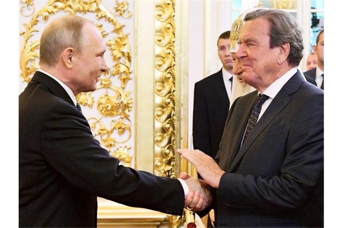 Scholz: Schröder-Gespräche bei Vermittlung berücksichtigen Wladimir Putin (l) und Gerhard Schröder bei einem Treffen im Kreml im Mai 2018. Foto: Alexei Druzhinin/POOL SPUTNIK KREMLIN via AP/dpa
