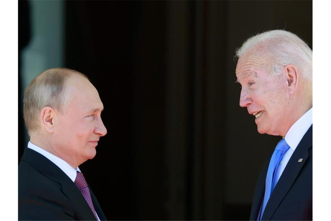 Kein Durchbruch bei Telefonat von Biden und Putin Wladimir Putin (l) und Joe Biden bei ihrem Treffen in der "Villa la Grange" in Genf im vergangenen Sommer. Foto: Denis Balibouse/Pool Reuters/dpa